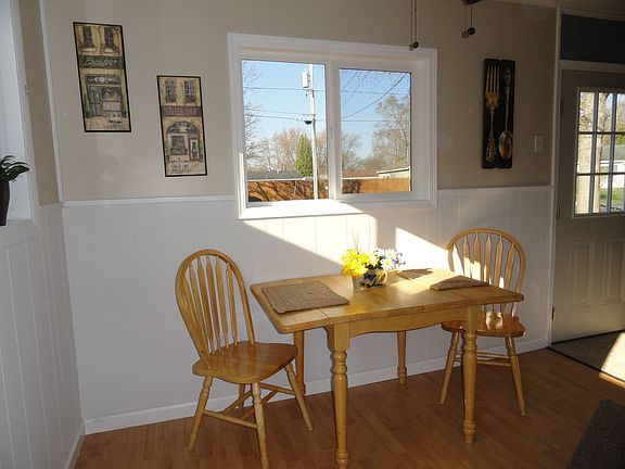 Family friendly eat-in kitchen.