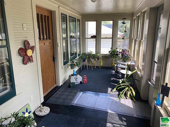 2nd image of 115 3rd Ave NW