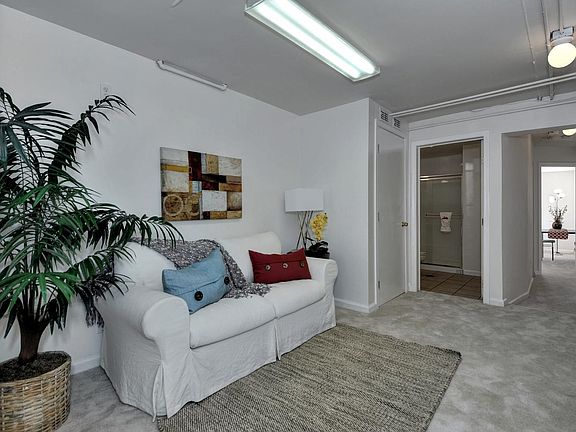 5th image of 723 Monterey Blvd
