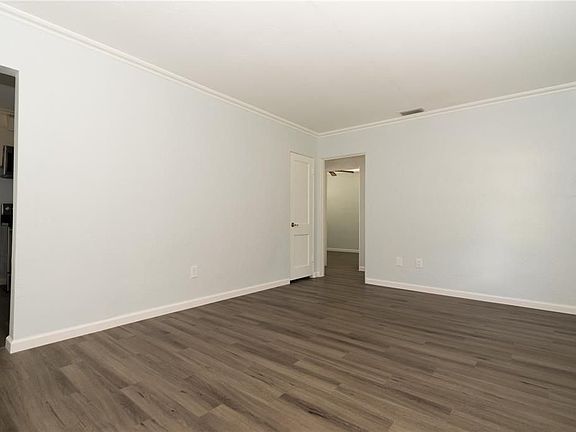 5th image of 1909 Valencia Rd