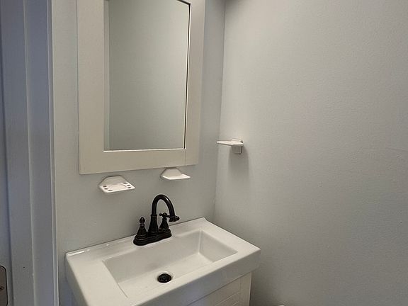 Downstairs 1/2 bathroom
