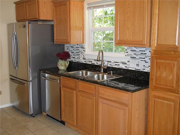 5th image of 12 Leland Ln