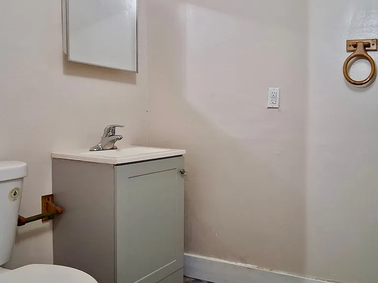 325 N laurel St — Photo 14