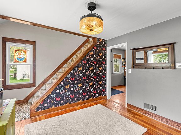 3rd image of 424 Oakwood Dr