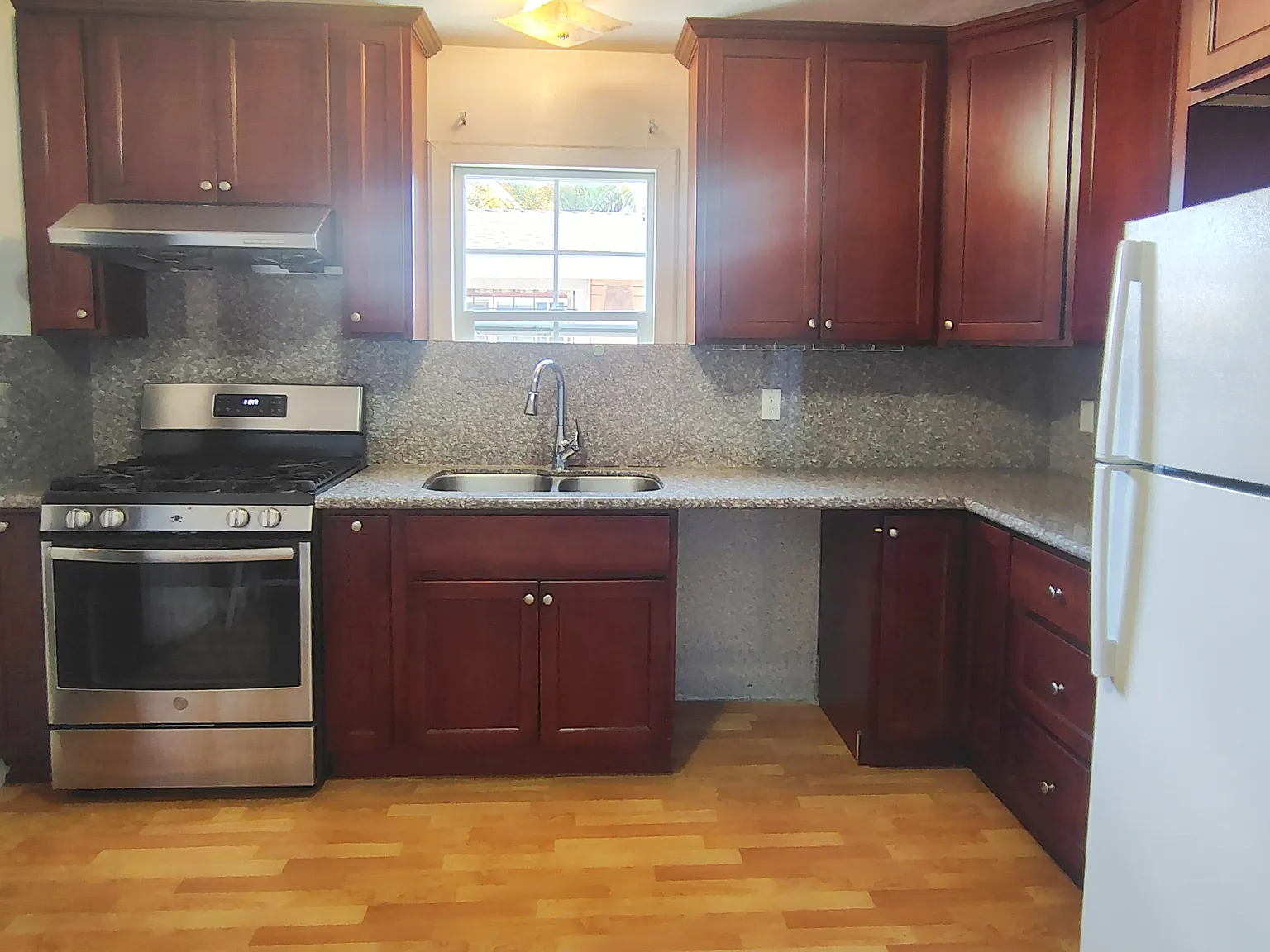 3 bed, 1000 sqft, $1,900 — Photo 4
