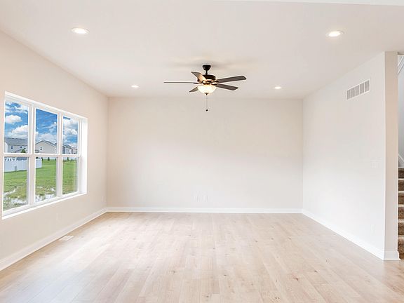 4th image of 9865 Beacon Pointe Ln