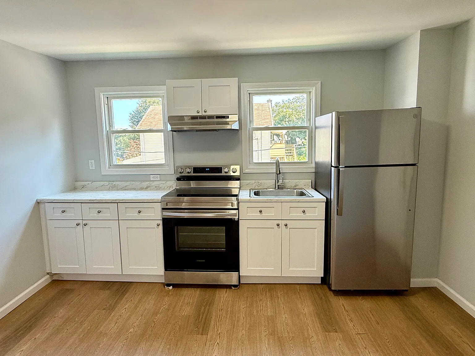 3 bed, 900 sqft, $2,300 — Photo 2