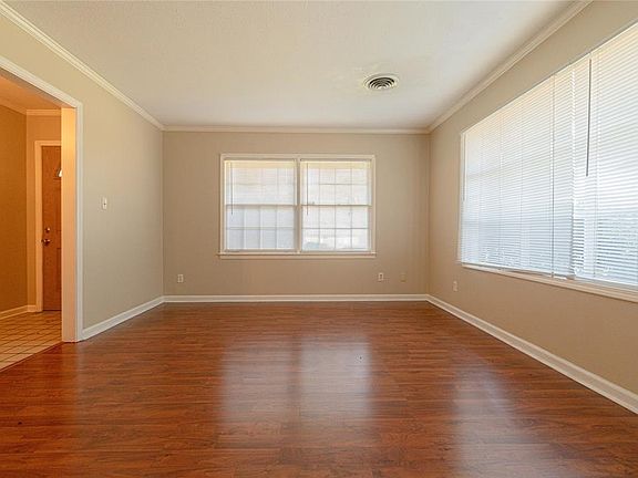 4th image of 401 Carol Villa Dr