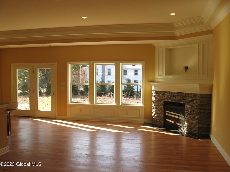 2nd image of 7 Pointe Drive