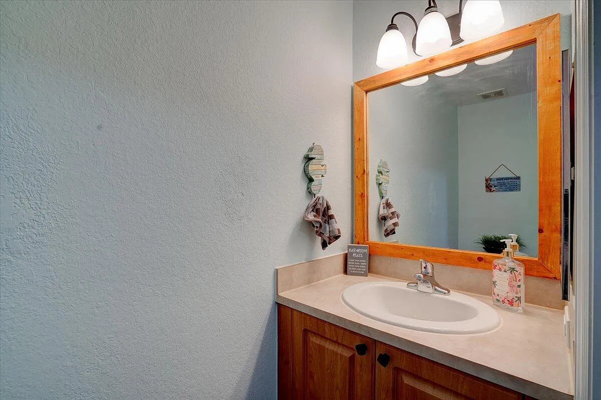 3 bed, 2.5 bath, 1441 sqft, $3,100 — Photo 3