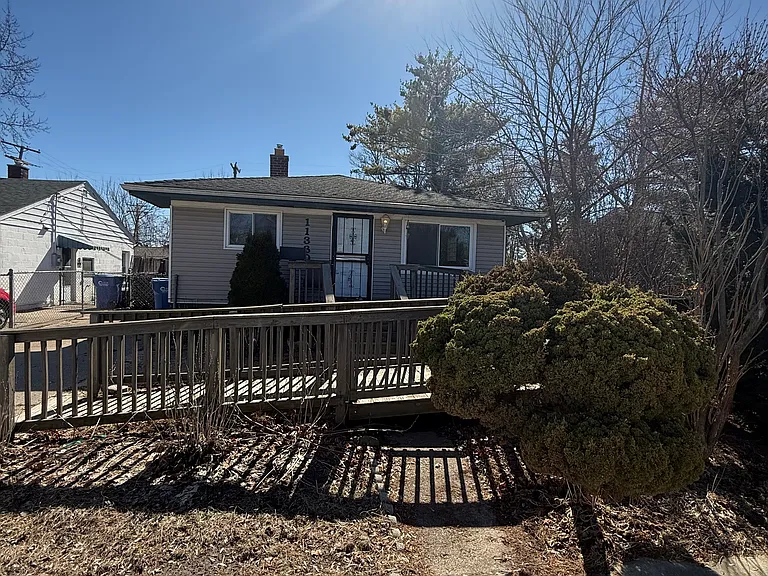 11330 Packard Ave — Photo 2