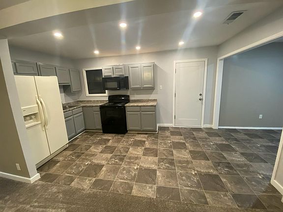 3rd image of 7102 Maple Park Dr