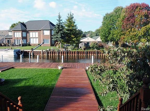 4th image of 39533 Lakeshore Dr