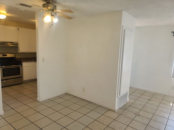 Dining area flow into large kitchen
