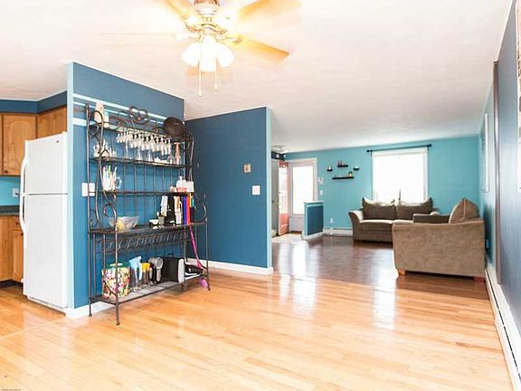 5th image of 27 Marigold Cir