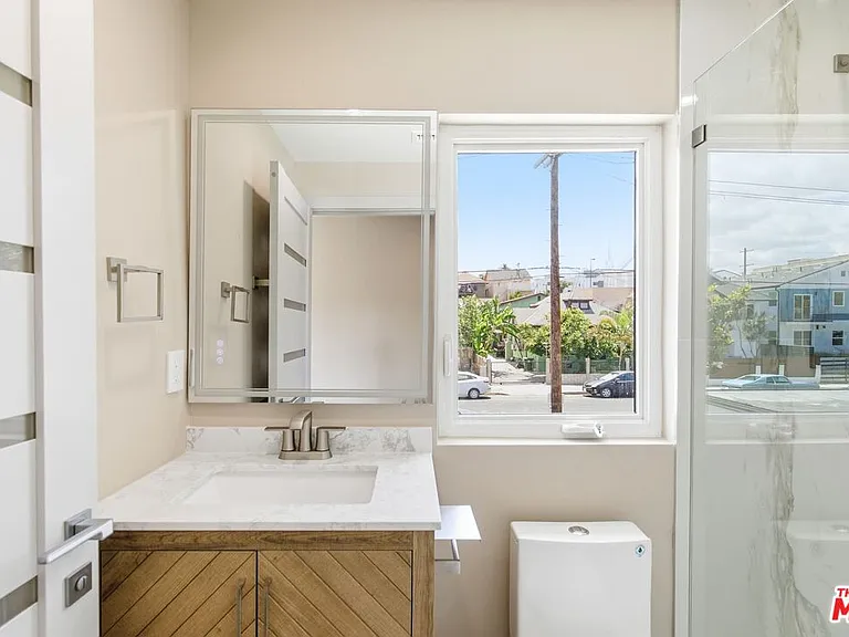 225 N Burlington Ave — Photo 13