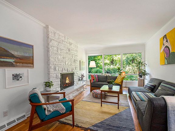 2nd image of 1037 N Niles Ave