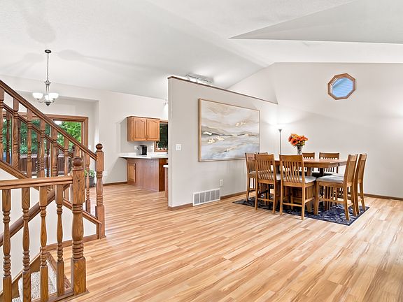 3rd image of 14631 Meadowood Dr