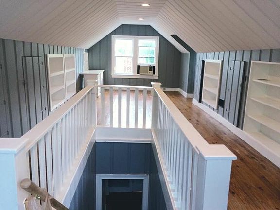 3rd bedroom up w/ built-ins