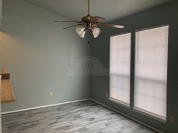 3rd image of 2202 Hemlock Dr