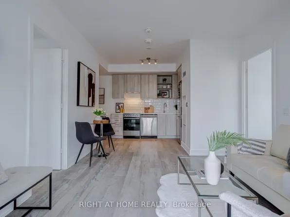 50 George Butchart Dr #707, Toronto, ON M3K 1Y2