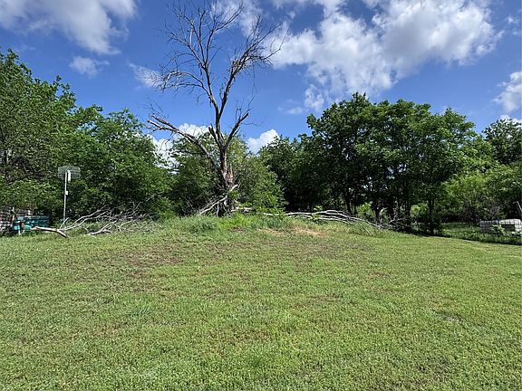 3rd image of 806 Old Base Rd