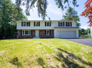 7124 Ridgewood Dr, Lockport, NY 14094