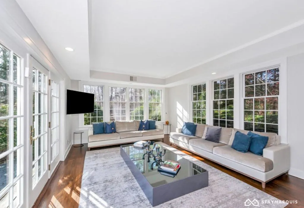 Beautiful Family Home w Pool in Wainscott - 5min Drive to Beach — Photo 3