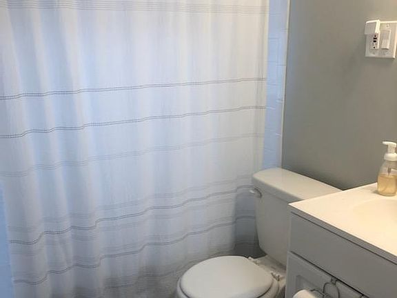 5th image of 168 Henderson Ave #1