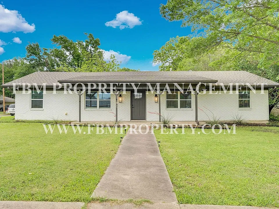 1104 Williamsburg Dr