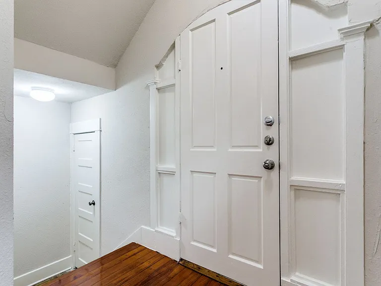 130 E Craig Pl — Photo 3