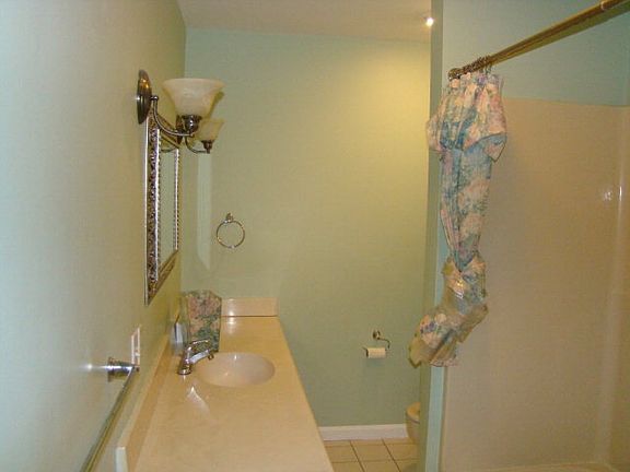 4th image of 303 Highwood Cir