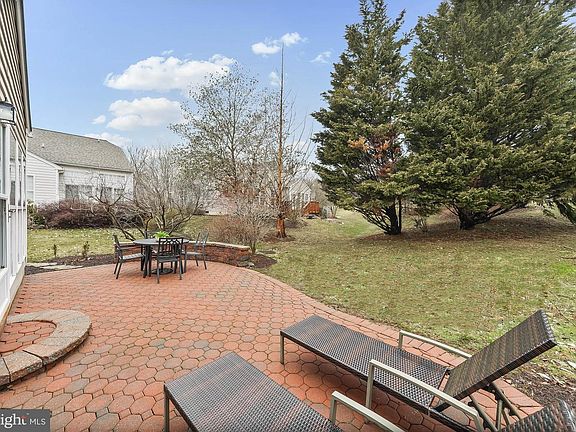 3rd image of 403 Lilac Dr