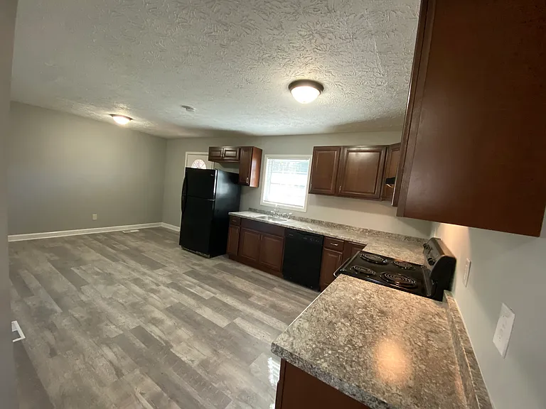 2202 Chestnut Log Dr — Photo 4