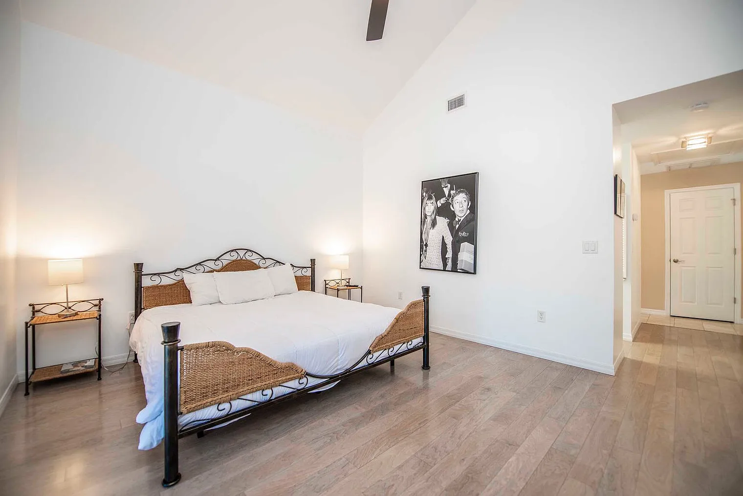 4 bed, 4.0 bath, 4122 sqft, $8,880 — Photo 4
