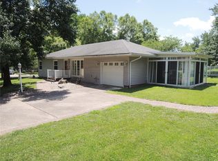 824 Saint John St, Greenville, IL