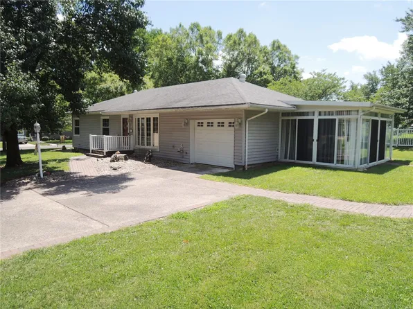 824 Saint John St, Greenville, IL 62246