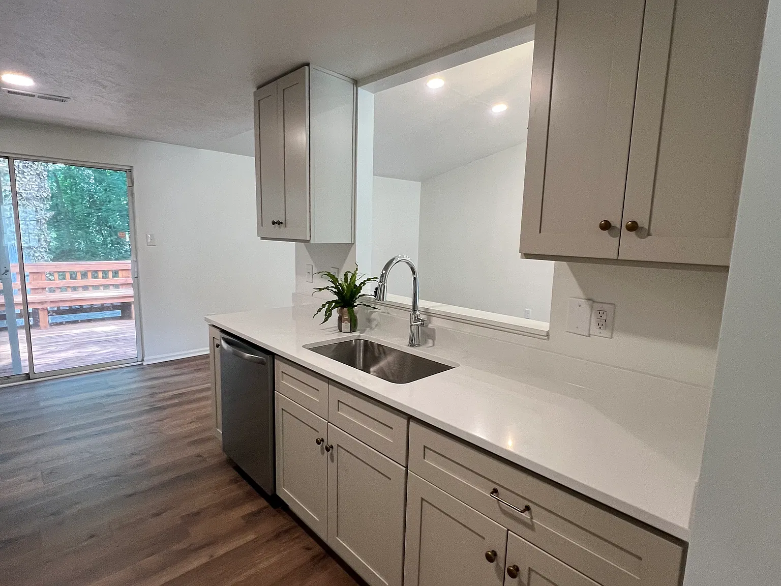 3 bed, 1188 sqft, $2,300 — Photo 3