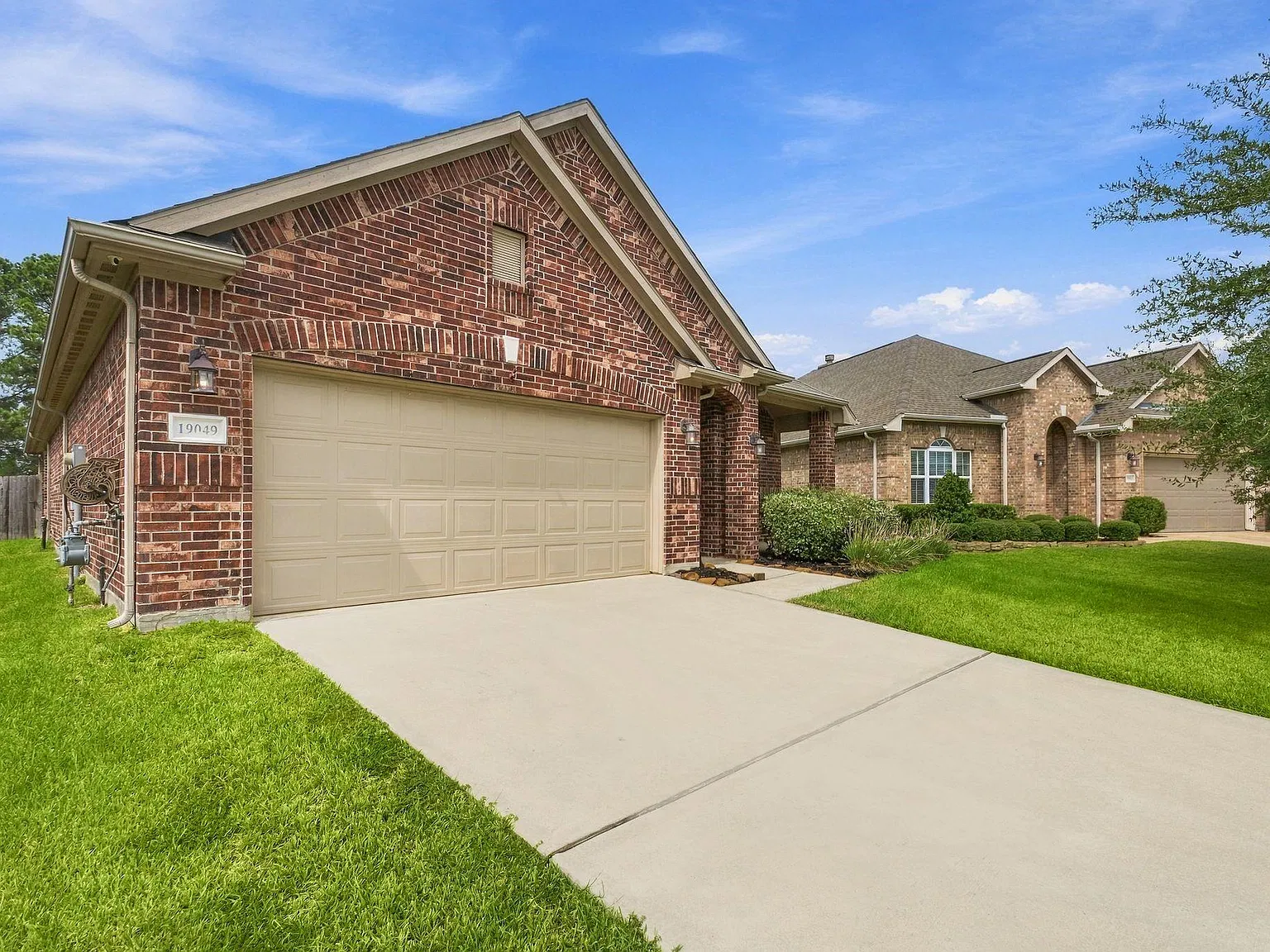 3 bed, 2.0 bath, 2080 sqft, $2,145 — Photo 3