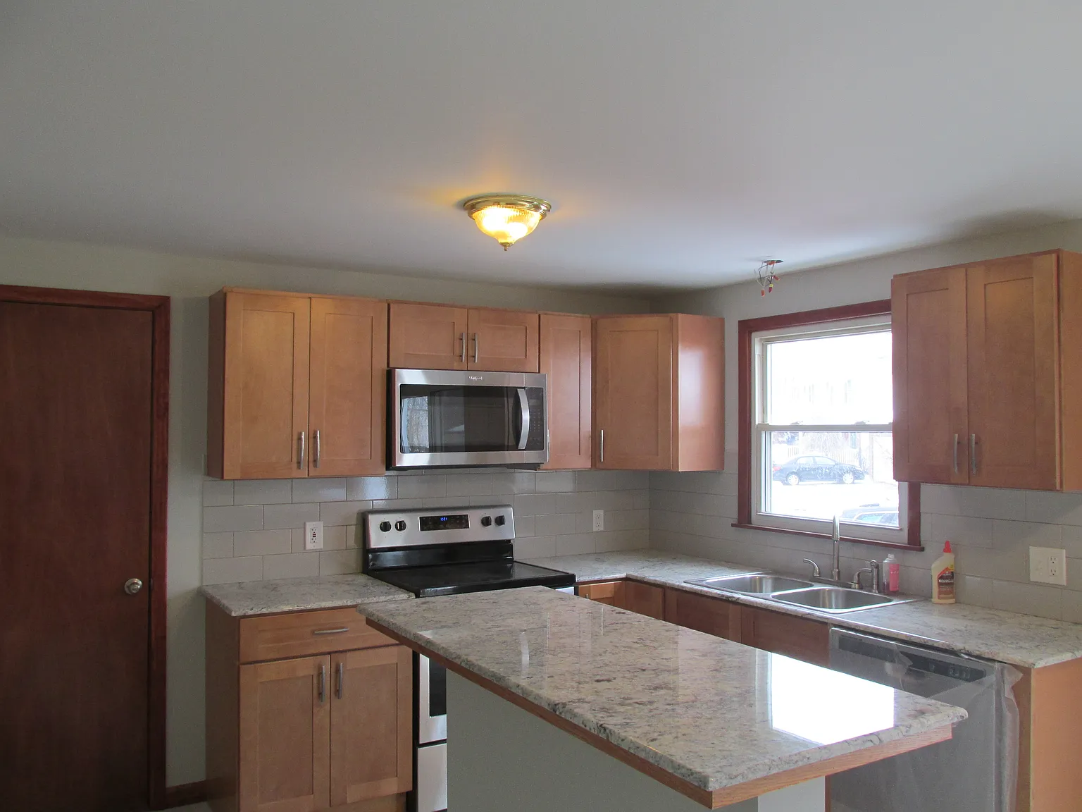 3 bed, 996 sqft, $1,500 — Photo 1