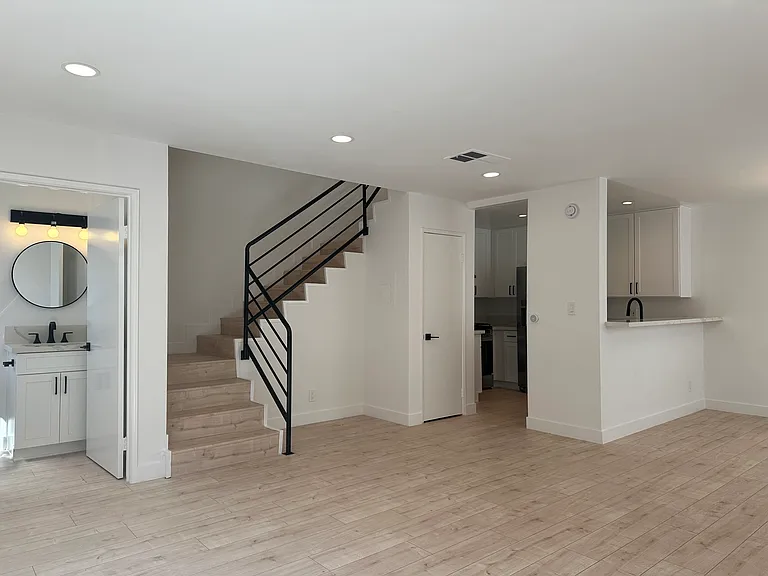 1212 Gower St — Photo 7