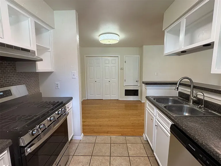 601 W San Antonio St — Photo 16