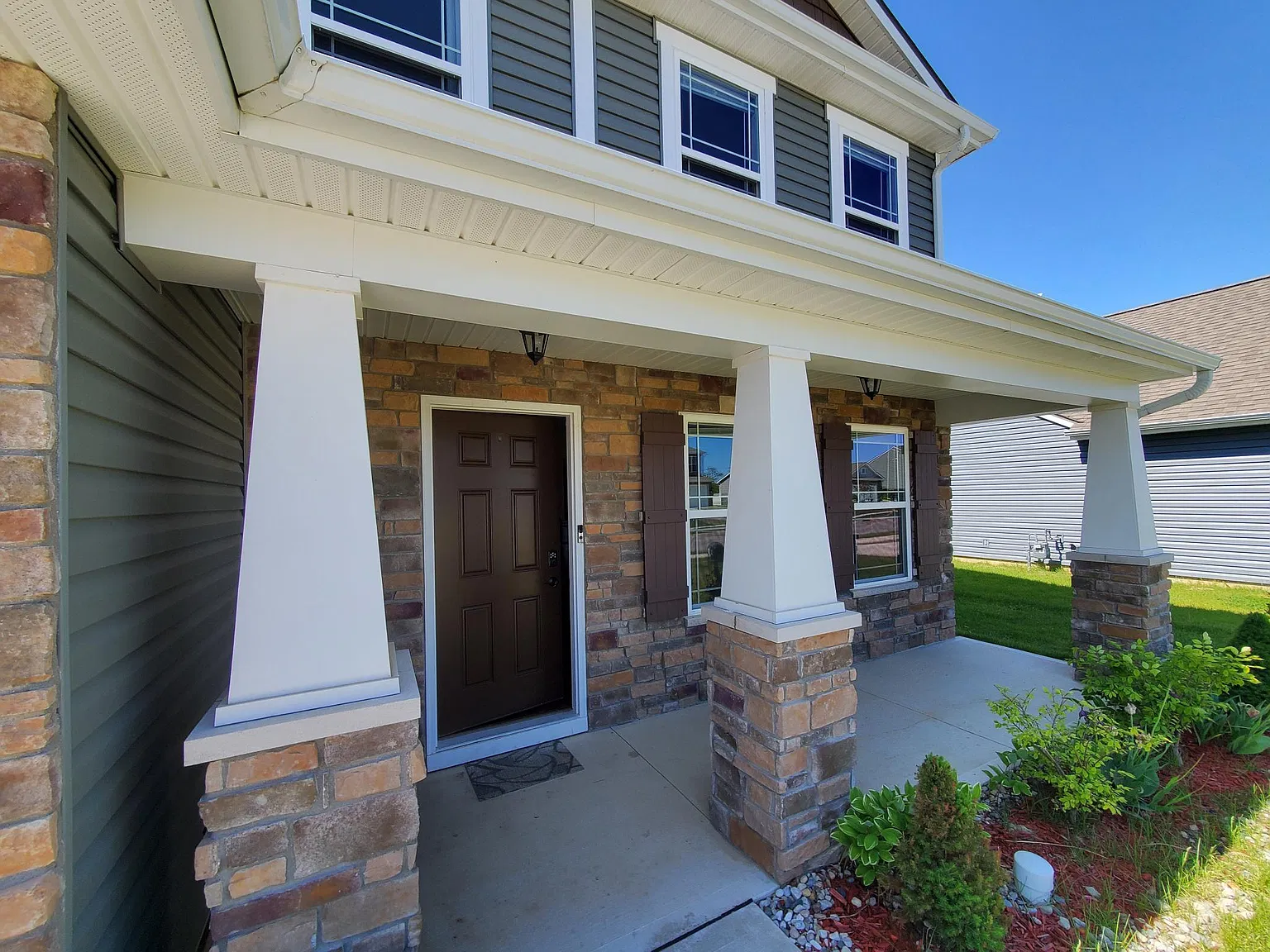 4 bed, 2220 sqft, $2,300 — Photo 2