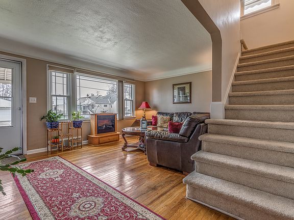 5th image of 530 E 300th St