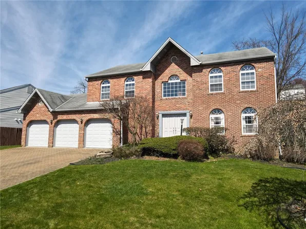 203 Carriage Blvd, Pittsburgh, PA 15239