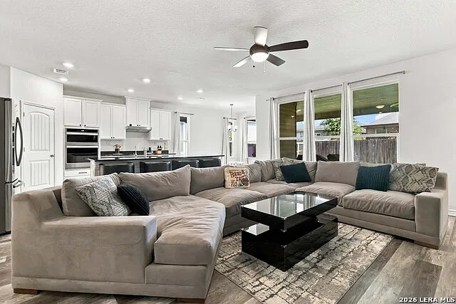 4 bed, 3.5 bath, 3040 sqft, $2,900 — Photo 4