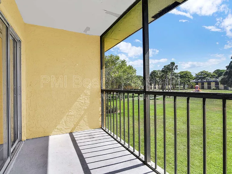 414 Meadows Cir — Photo 10