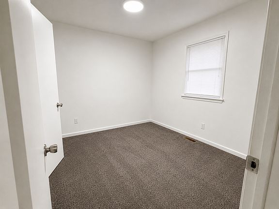 4th image of 915 12th Ave N