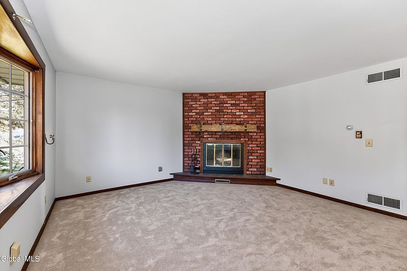 5th image of 34 Pine Avenue