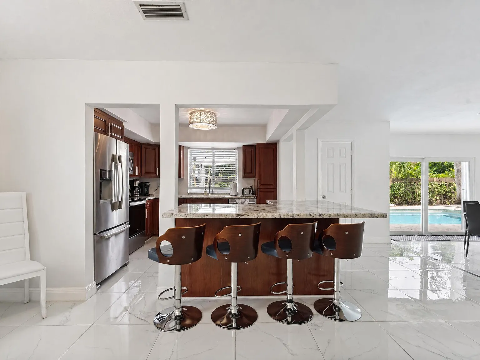 4 bed, 2.5 bath, 2141 sqft, $8,000 — Photo 4